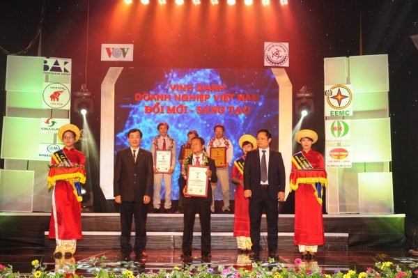 Giám đốc Bạch Vi Chủ thay mặt Công ty TNHH Dân Chủ nhận bằng tôn vinh Doanh nghiệp đổi mới sáng tạo do Bộ KHCN và đài tiếng nói Việt Nam tổ chức ngày 24/06/2014