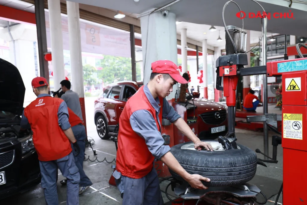 tuyể dụng Kỹ thuật viên ô tô Dân Chủ